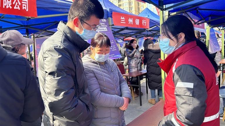 向求职的务工人员介绍岗位情况