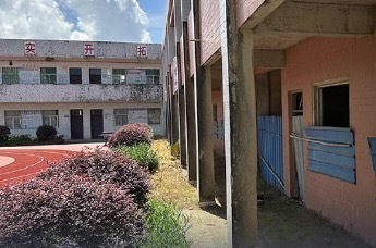 25岁青年捐建教学楼烂尾的十年，曾停工举报，被羁押600天