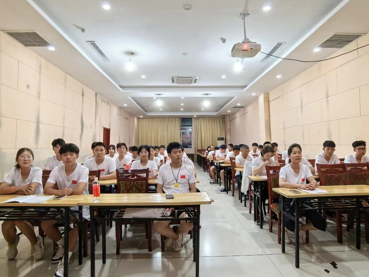 山东省首届大学生运动风筝比赛在潍坊滨海举行