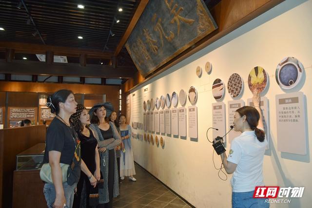 活动期间，游客走进湘潭龙牌食品工业园。