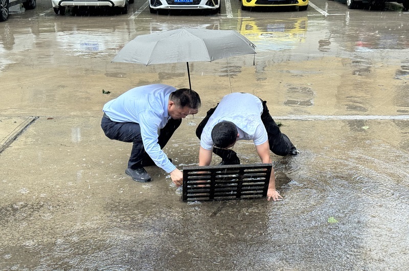 工行郑州新郑支行员工冒着大雨清理门前积水，消除风险隐患，保障客户及行人通行安全