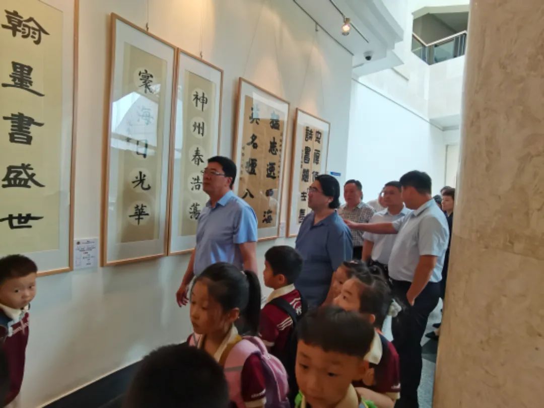 与会嘉宾参观书法展