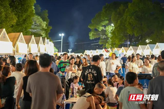 厂BA会场外，神农集市人山人海。（天元区融媒体中心供图）