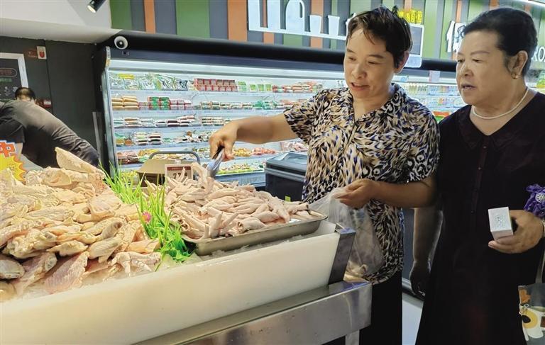 市民选购鸡爪