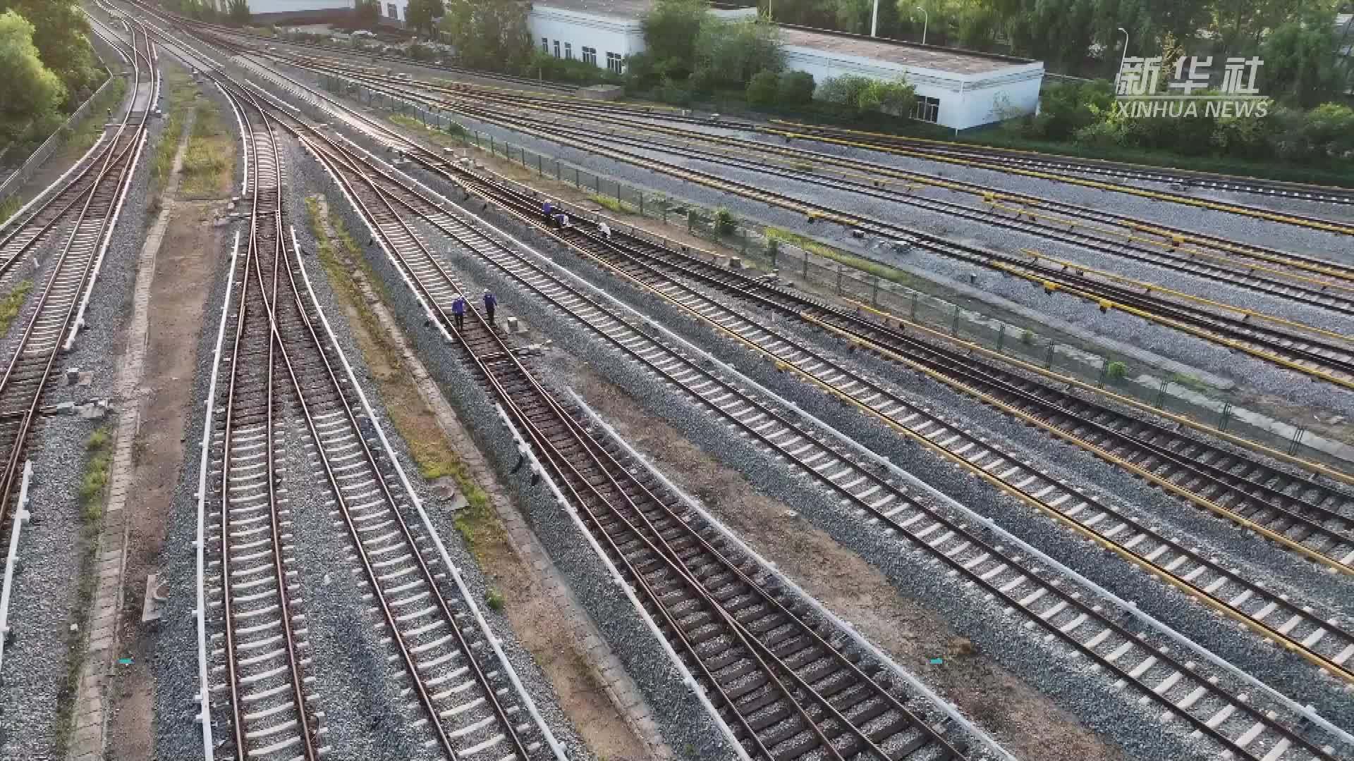 迎战高温 武汉地铁全面巡检露天轨道