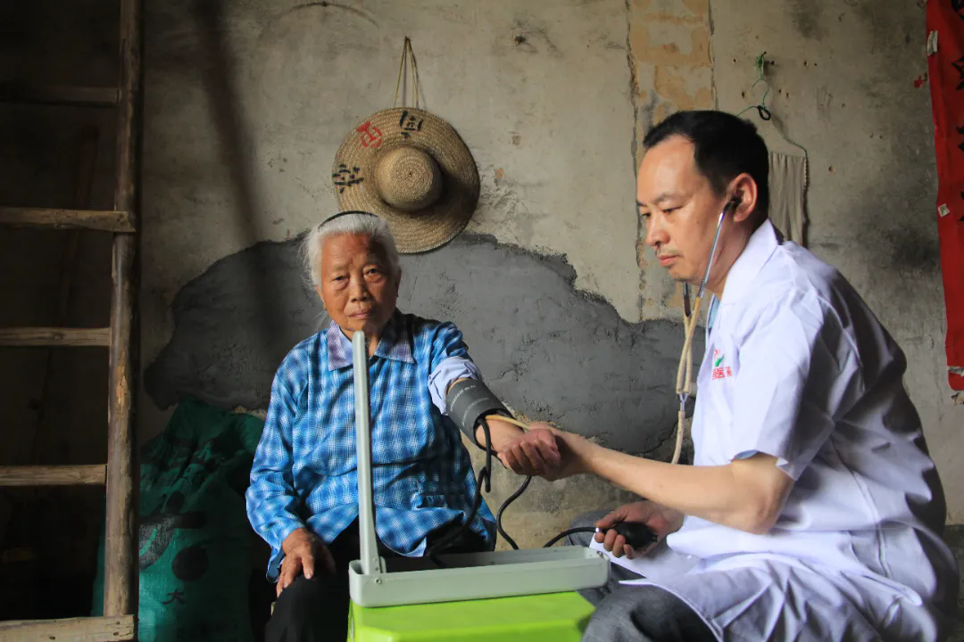 黄月明上门为赖村村81岁的谭有秀进行健康体检。