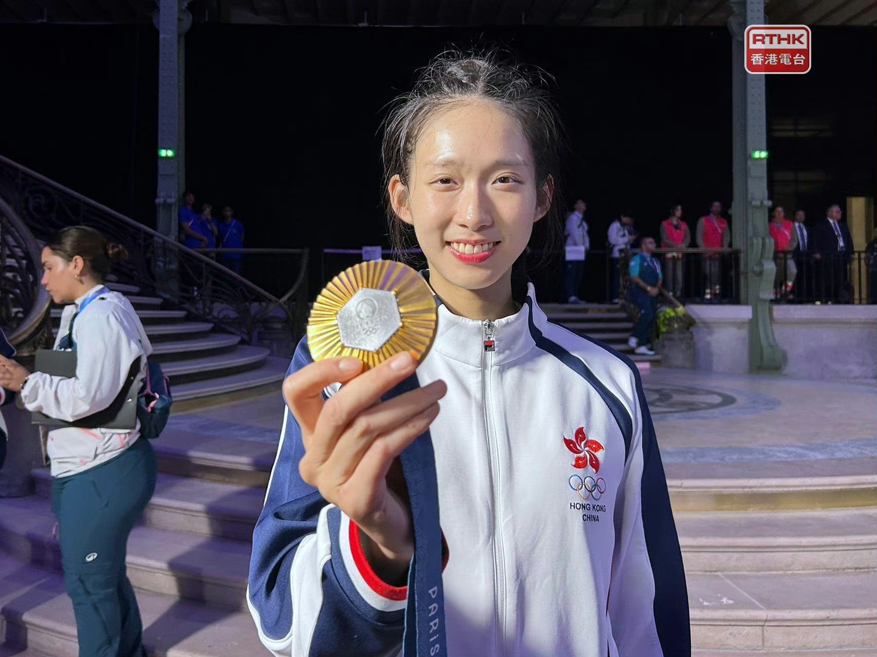 “爱打架”的全能击剑女神，在巴黎诠释了中国香港精神