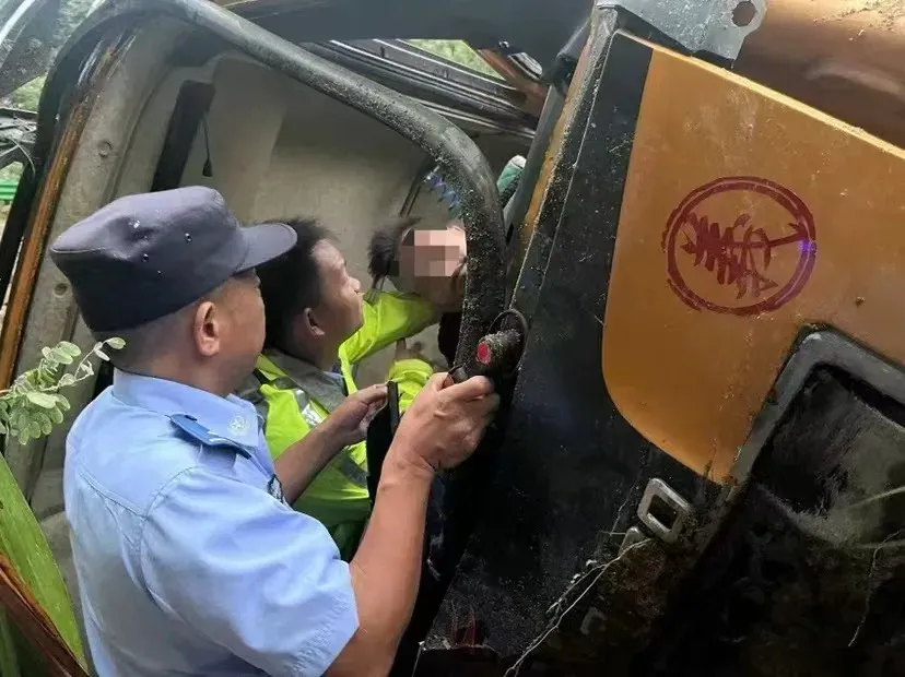 奉新一货车侧翻司机被困车内 交警轮流托举伤者头部1小时