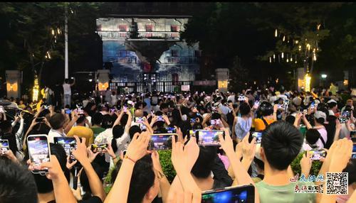 8月1日晚，“光影八一”灯光秀在南昌起义总指挥部旧址(江西大旅社)举行,现场人山人海。