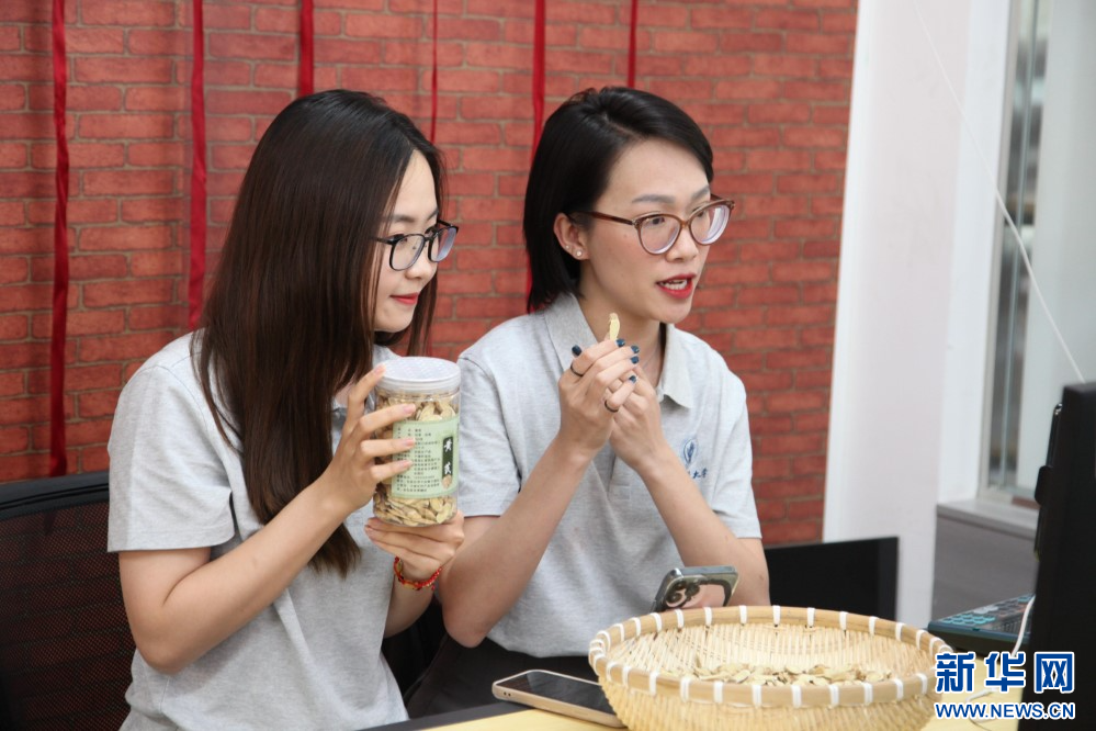 两位越南留学生正在直播
