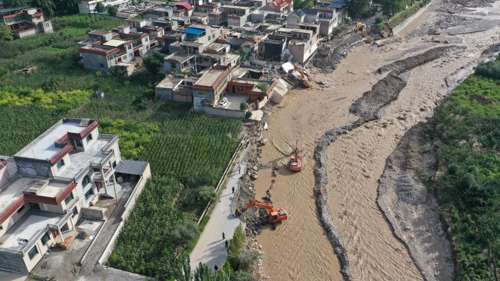 7月25日，在甘肃省陇南市武都区三河镇竹林村，救援人员抢修水毁路段（无人机照片）。新华社记者　郎兵兵　摄