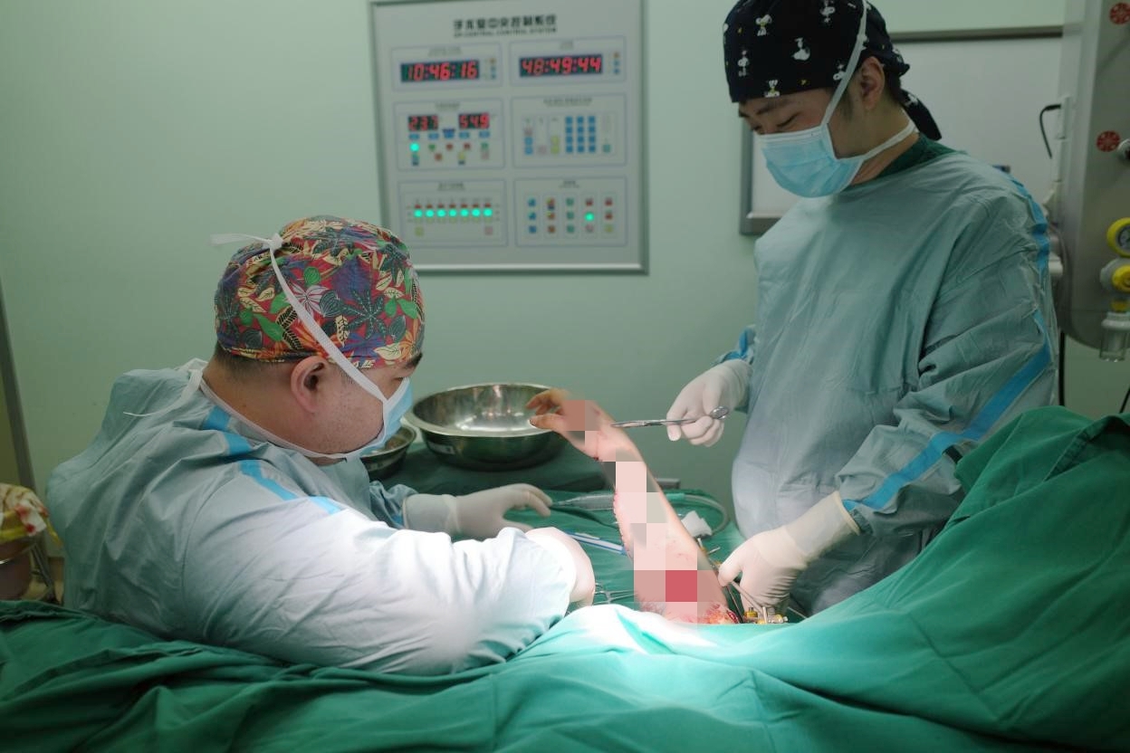 9楼坠落花季少女！南京第一医院骨科团队6小时生死抢救，奇迹再现
