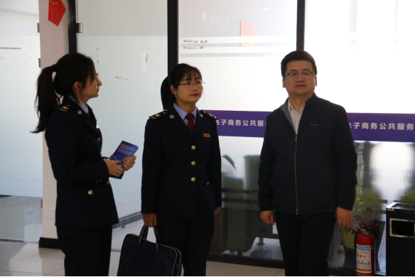 税务干部们在“AI豆计划”数字经济产业园了解灾后重建情况