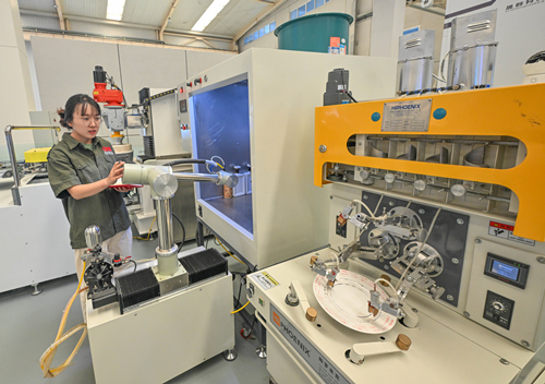 7月19日，在斯罗米克智能机器（唐山）有限公司，工作人员正在查看设备运行情况。本报记者 赵 杰摄