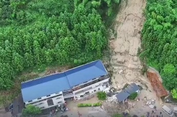 湖南衡阳山体滑坡冲倒民宿，15人遇难，事发时民宿老板在外防灾