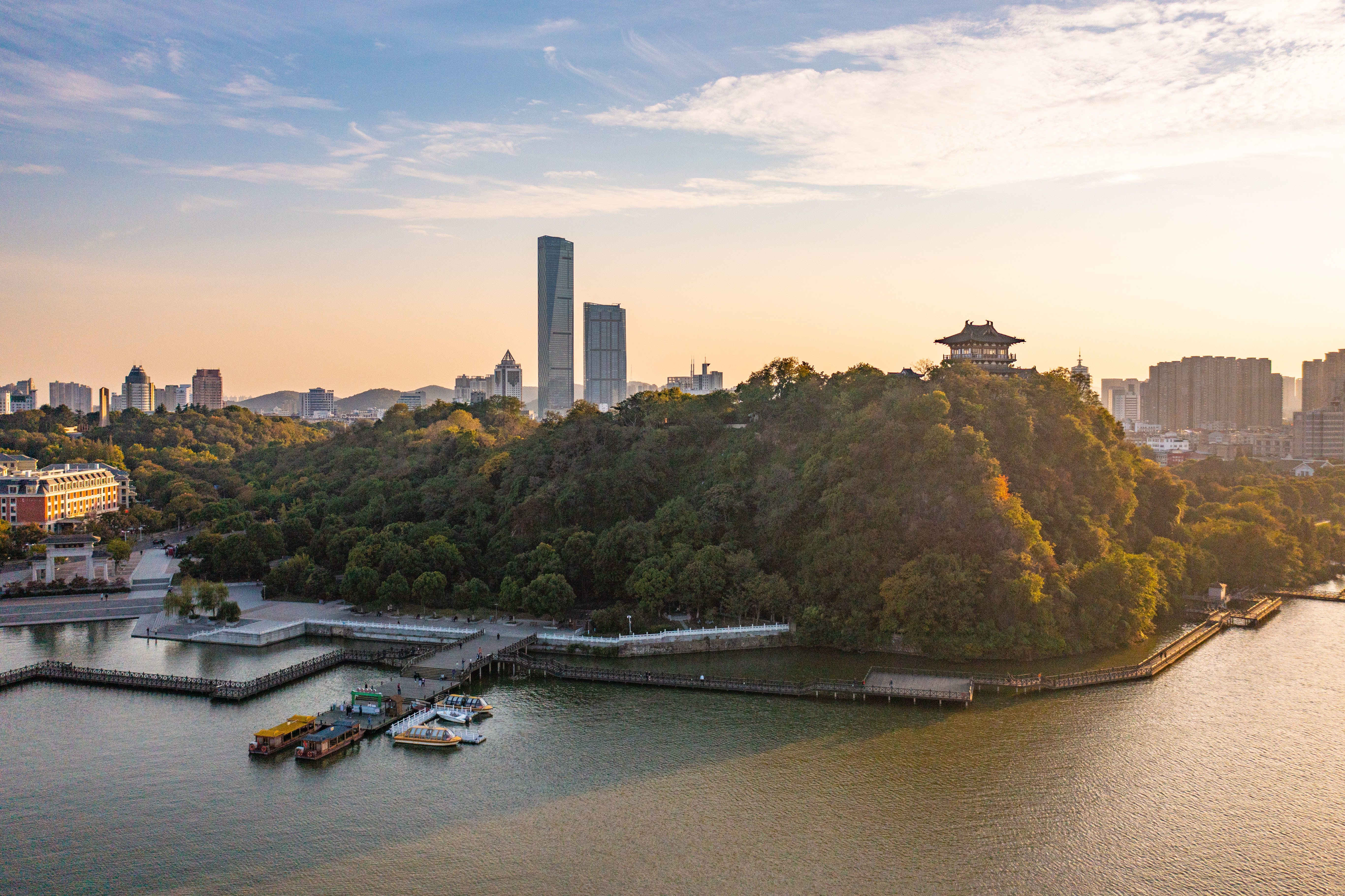 逐梦蓝天江行建图片