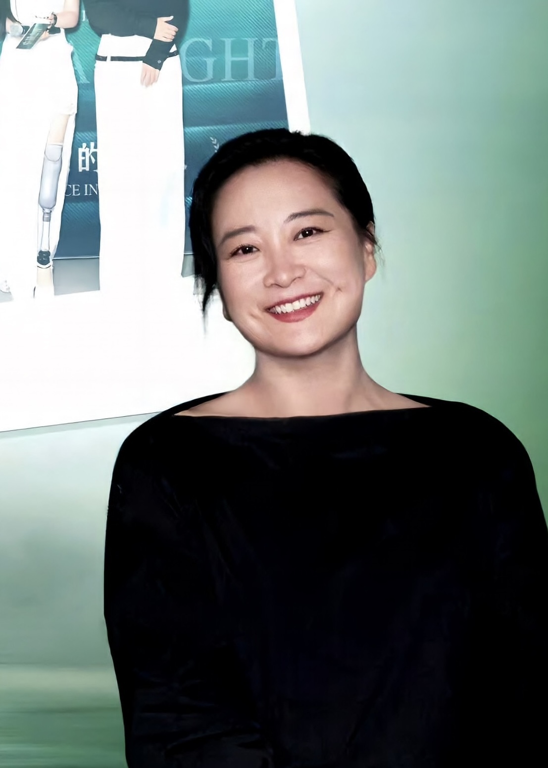 穿PRADA走开幕式、穿lululemon看拳击...贾玲才是奥运会最时髦女王！