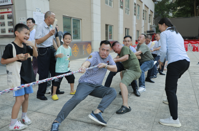 西乡福中福社区新时代文明实践站开展“军人本色”退役军人拔河比赛