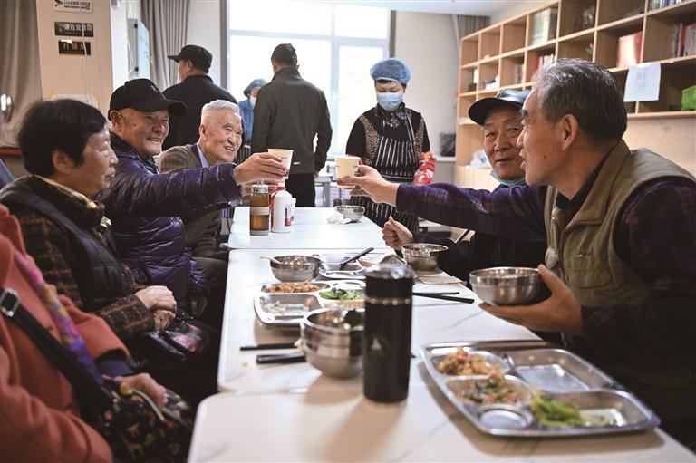 吴家园社区养老服务中心社区食堂里老人们正在用餐　图由吴家园社区提供
