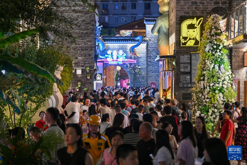 7月22日，游客夜游南昌市万寿宫历史文化街区。新华社记者 李鑫 摄