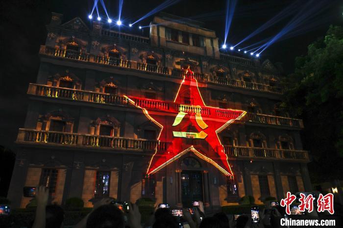 图为“光影八一”灯光秀在南昌八一起义纪念馆上演。　刘力鑫 摄