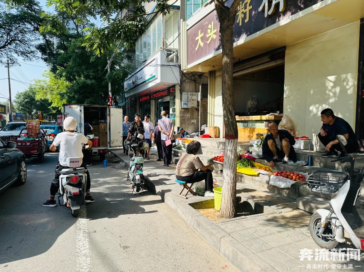 车辆摊贩占道路面坑洼不平　兰州这条路难行