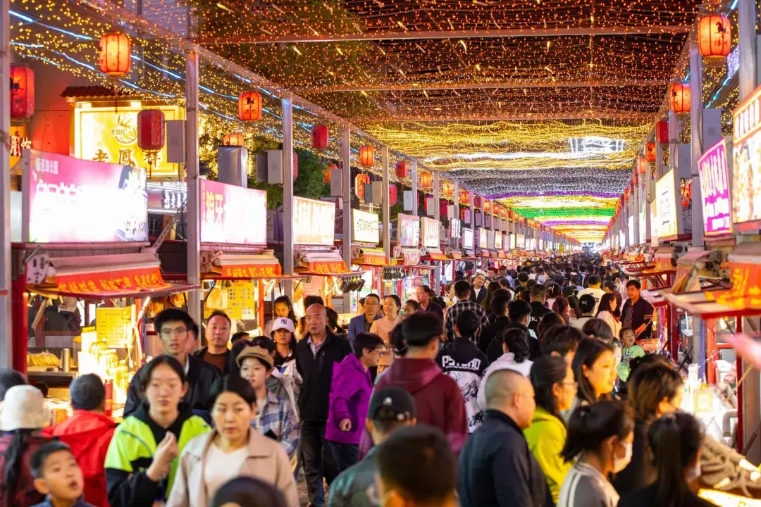 夜晚的武威游客如织　再现诗词中的盛唐景象
