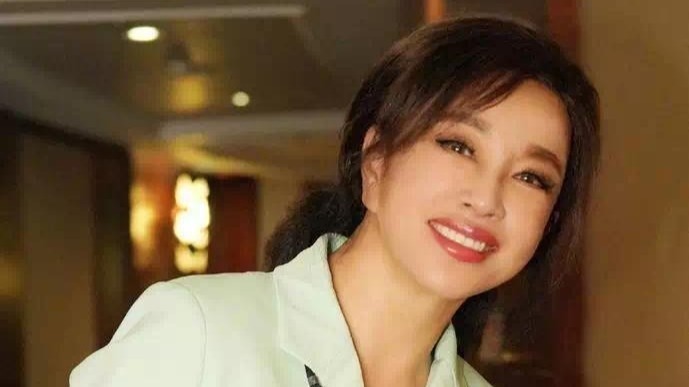 抢演少女、拒签合同？73岁刘晓庆霸气发文回怼网友：造谣！封面图