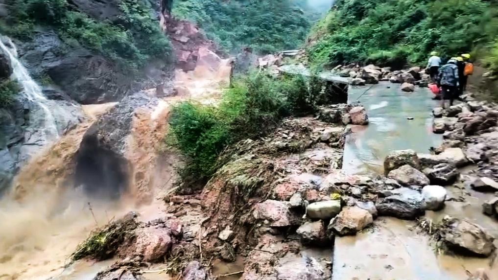 7月24日，突击队在挺近灾区途中经过一处水毁路段。（受访者供图）