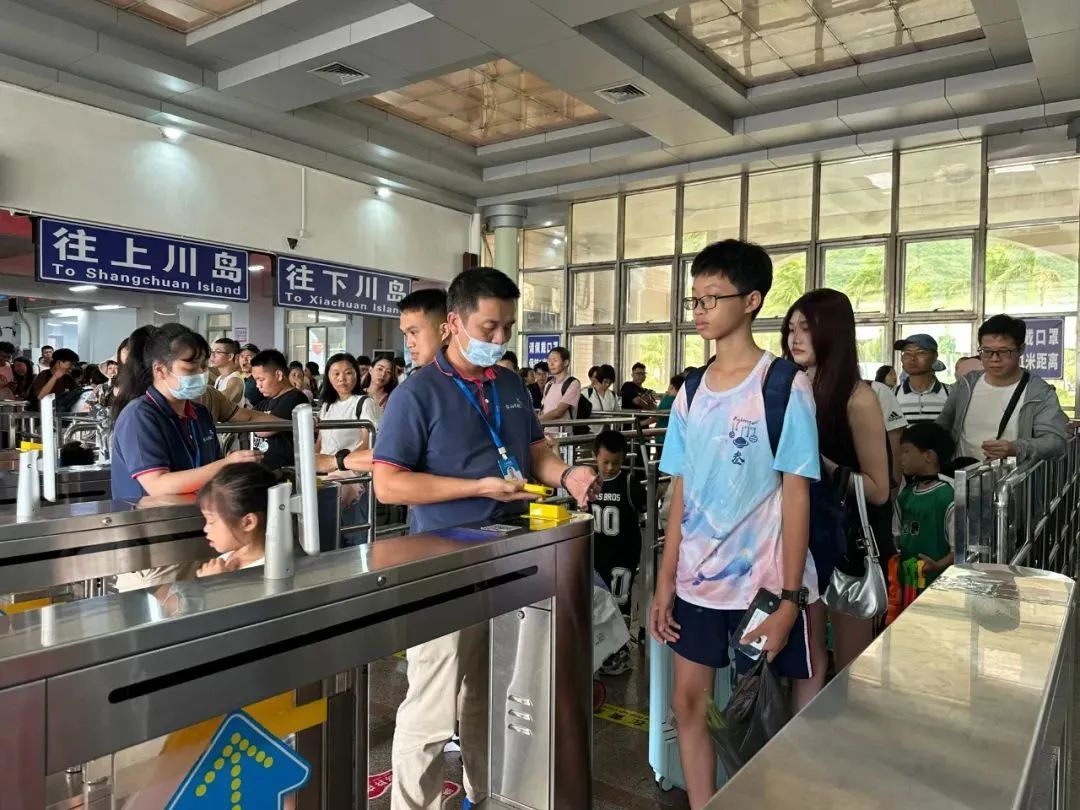 游客前往川岛旅游 陈素敏 摄