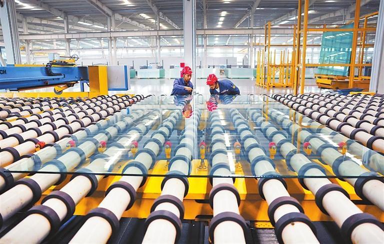 甘肃凯盛大明光能科技有限公司员工在生产线工作　新甘肃&middot;甘肃日报记者　田蹊