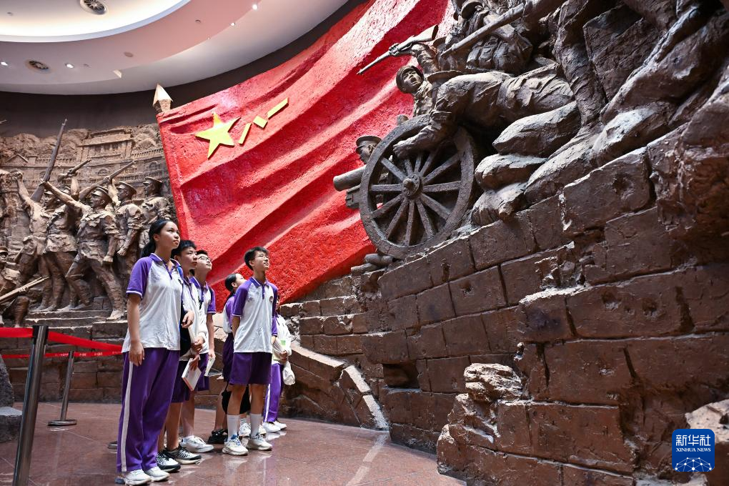 7月23日，南昌市育新学校初二学生参观南昌八一起义纪念馆。新华社记者 李鑫 摄