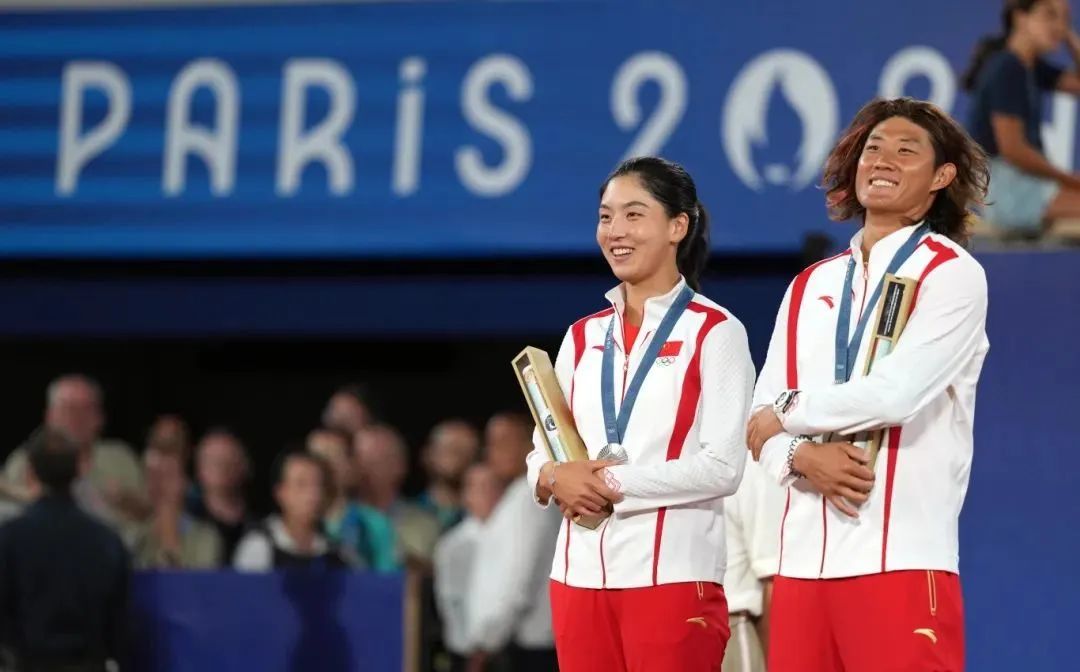 王欣瑜（左）/张之臻在颁奖仪式上合影。新华社/图