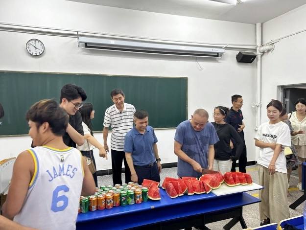 江西师大科学技术学院领导看望慰问暑期留校学生