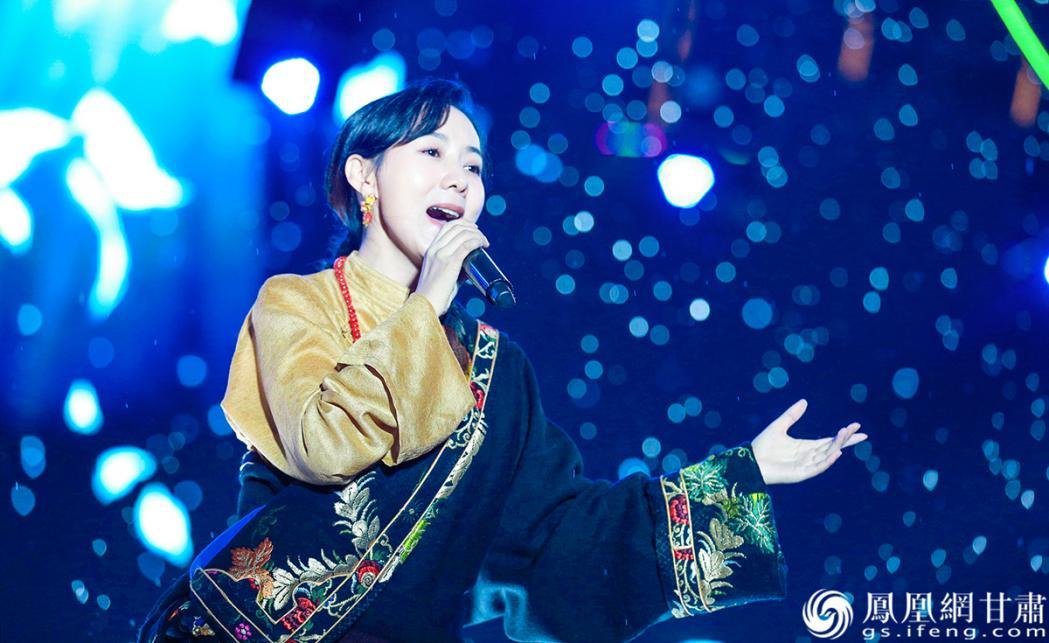 歌手泽旺拉姆在第二届扎尕那青稞音乐节上激情献唱　迭部县融媒体中心供图