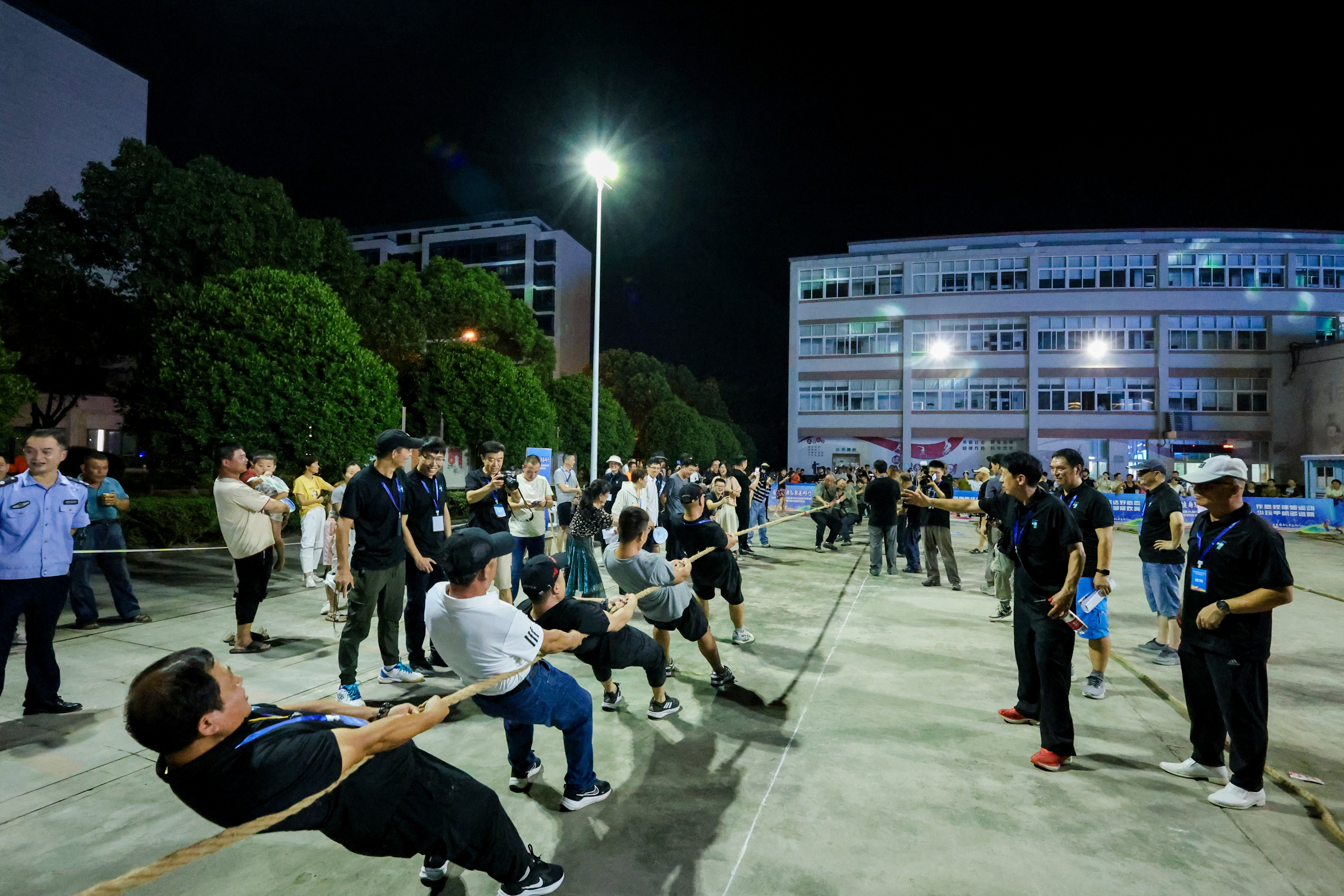 拔河激战预赛启幕，全民健身热潮涌动！北仑白峰街道第六届全民运动会暨全民健身日展演正式开幕