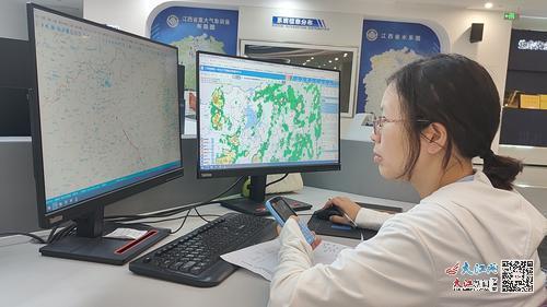 7月27日，省气象台天气预报员在追踪“格美”。