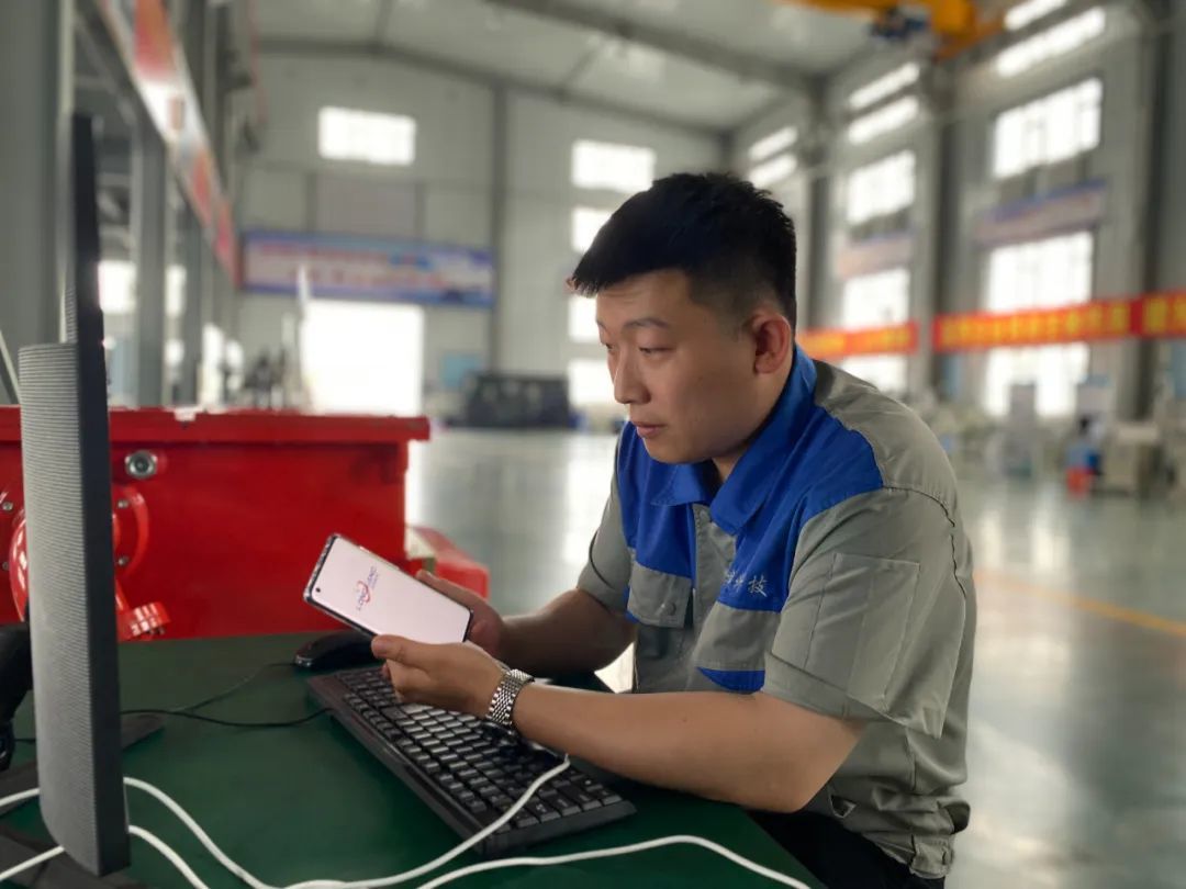 技术人员进行手机运行测试