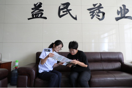 会宁县税务干部在益民药业宣传辅导