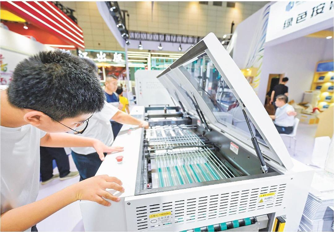 记者 赵琳 张春宇 报道 读者在第三十二届全国图书交易博览会“绿色创意印刷”展区参观。