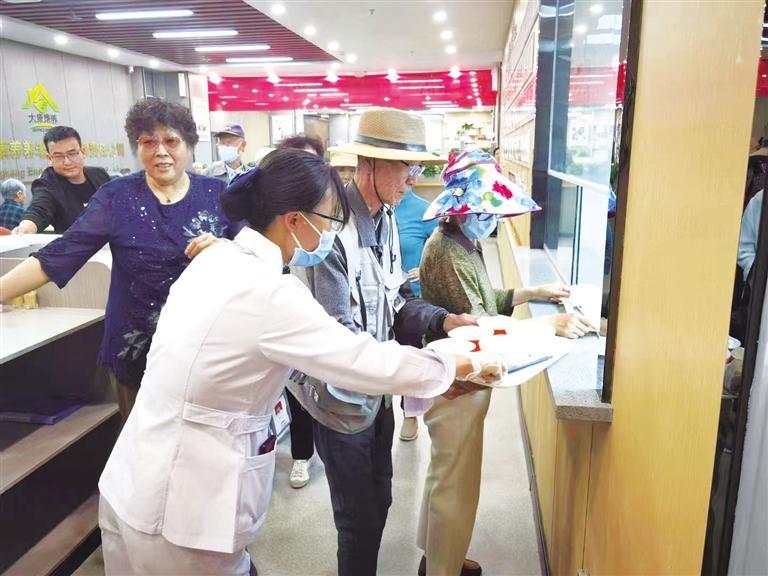 选餐用餐　周栋楠　摄