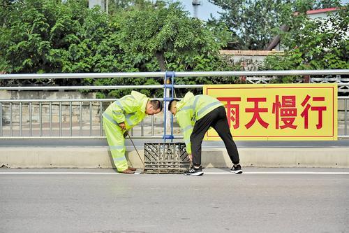 7月28日,武安市城市管理局抢险队工作人员对火车站地道桥排水口进行清淤疏通,确保汛期雨水及时排出。本报记者 许佳奇摄
