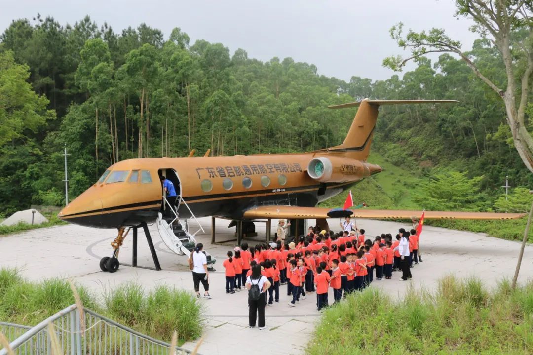 恩平是中国航空学会认定的中国航空文化研学路线原点，获颁“中国航空人的朝圣地”牌匾。图为学生参观泉林黄金小镇航空飞行主题馆私人飞机 梁晓敏 摄