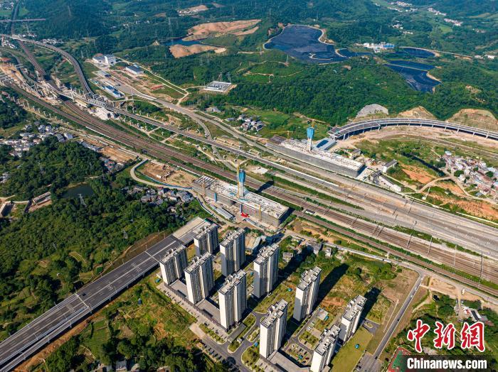 7月30日，九江快速路跨庐山站转体斜拉桥首座主墩塔柱封顶。沈嘉鹏 摄