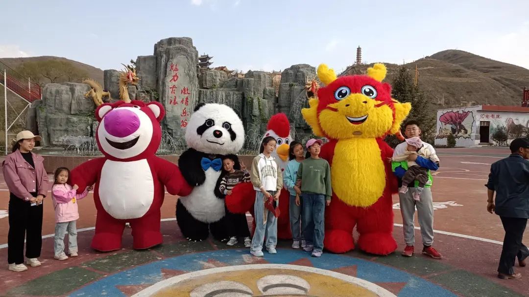 游客和玩偶合影留念