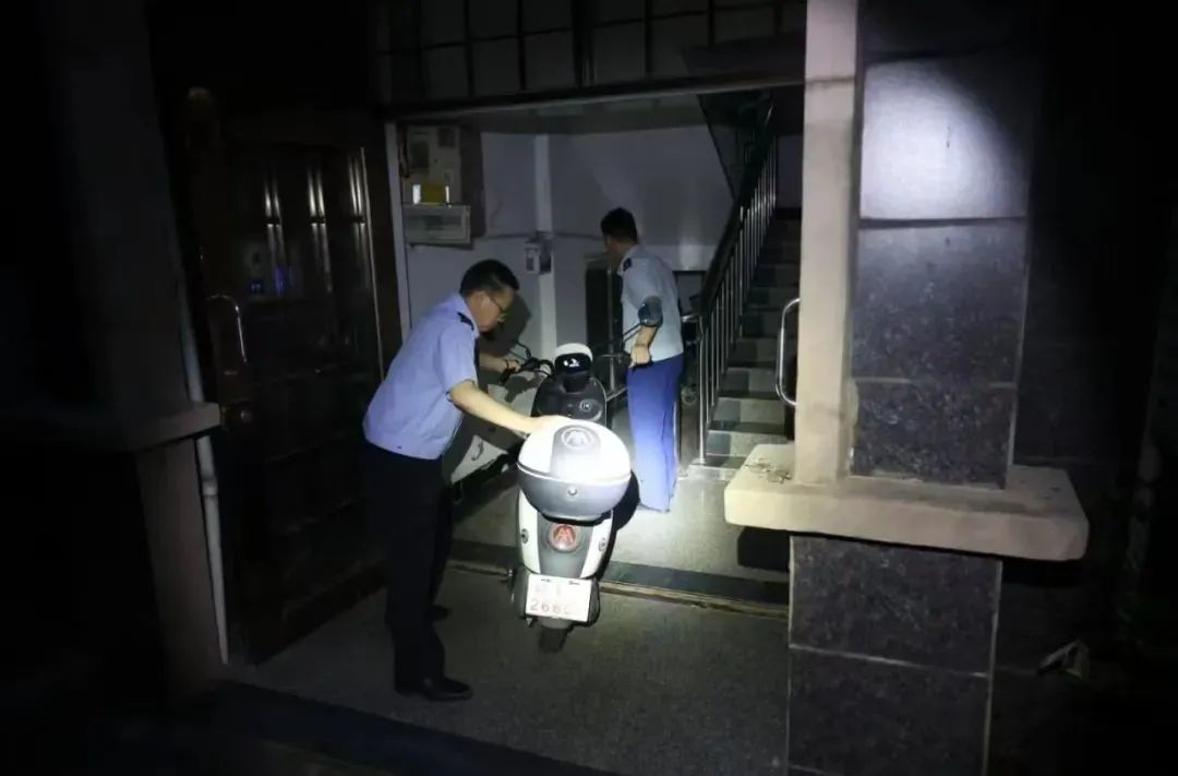 集中夜查！抚州东乡毛莲山御景东方住宅小区近百辆车被清理