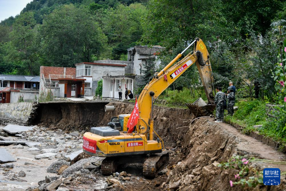 7月28日，在陇南市武都区黄坪镇楼房坝村，当地抢险救援人员在抢修受损农村公路。