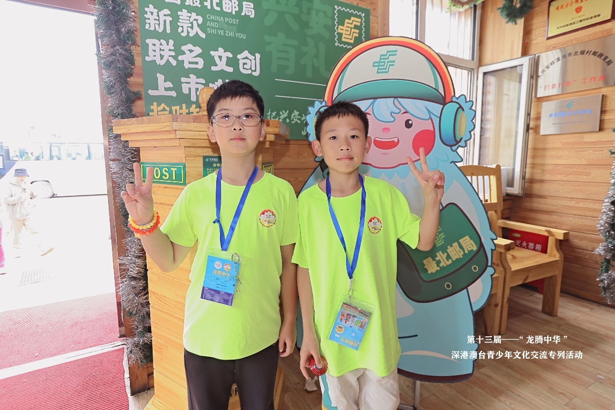 图：同学们在中国最北邮局寄出明信片