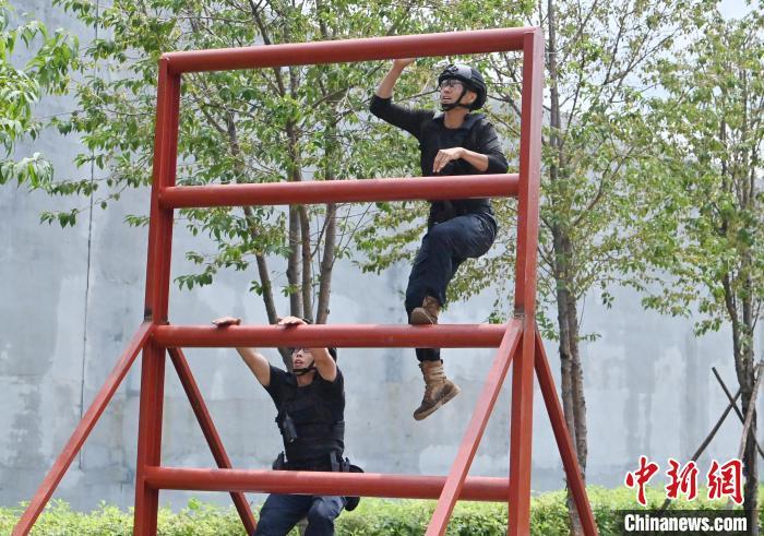 吉林特警高温天气下开展极限训练