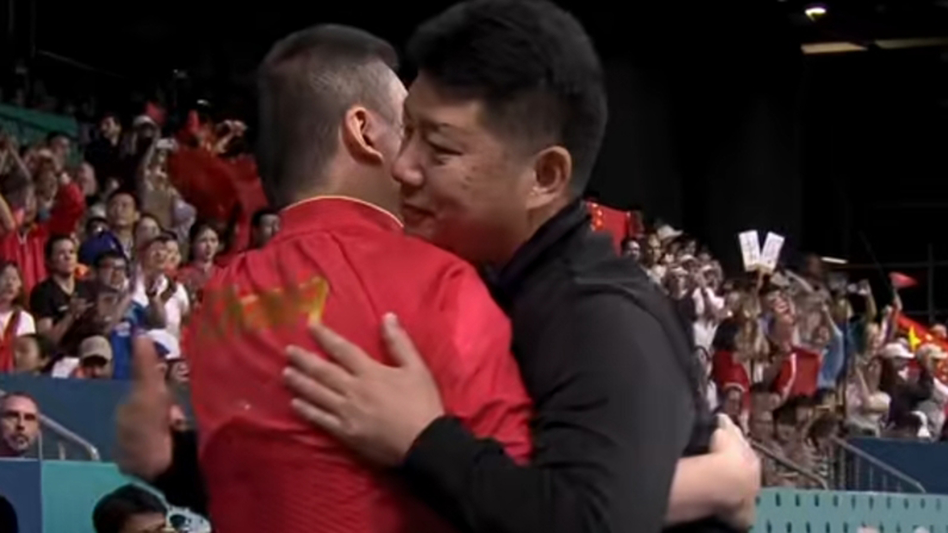 陈梦战胜韩国选手申裕斌晋级决赛,比赛结束时中韩两国教练相拥,许昕